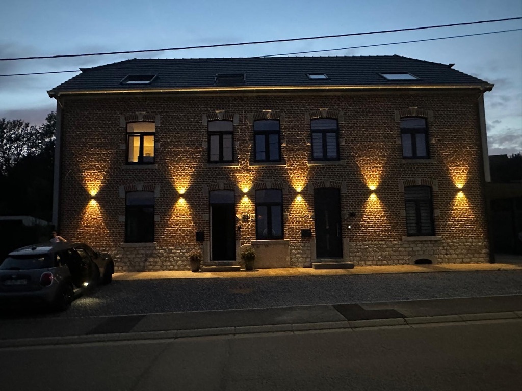 Éclairage architectural d’une façade en briques réalisé par AVWElec