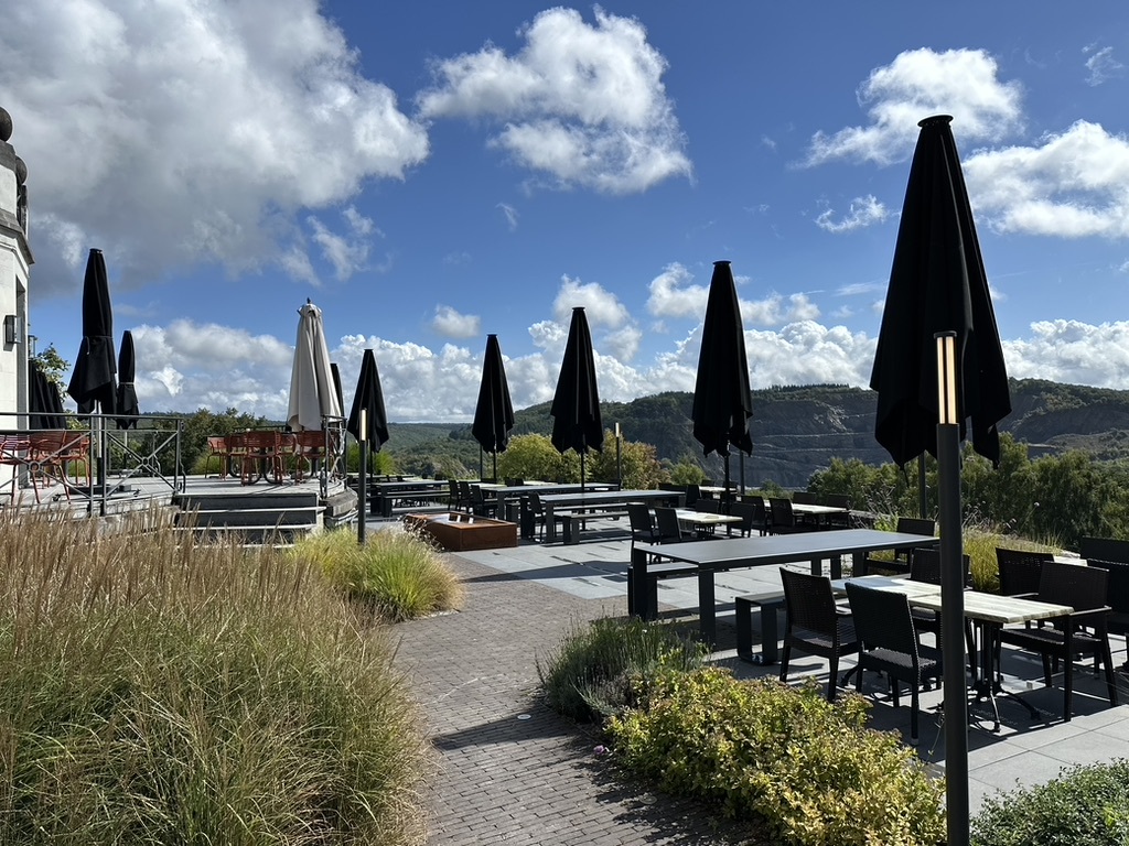 Éclairage d’une terrasse professionnelle avec bornes lumineuses