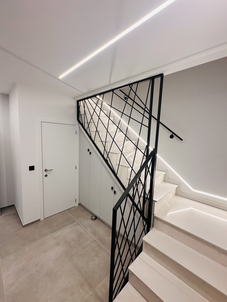 Éclairage LED architectural intégré autour d’un escalier